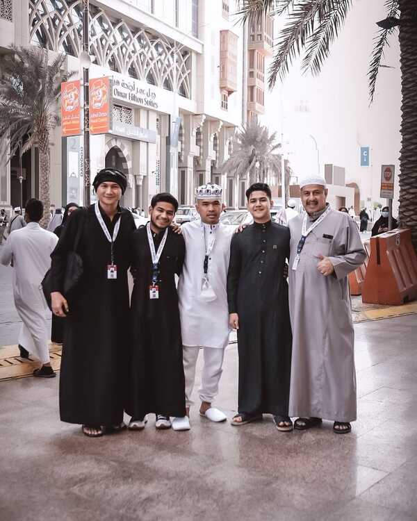 artis-umroh-di-alsha-tour (1)
